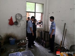 工人光膀干活 熟食放地上 深圳一地下食品加工點被查