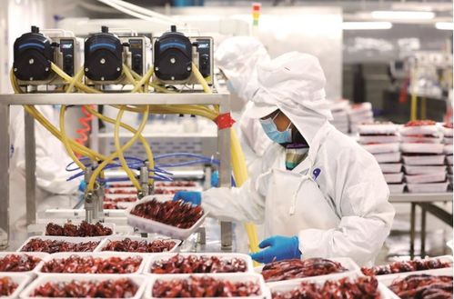 工人在加工小龍蝦